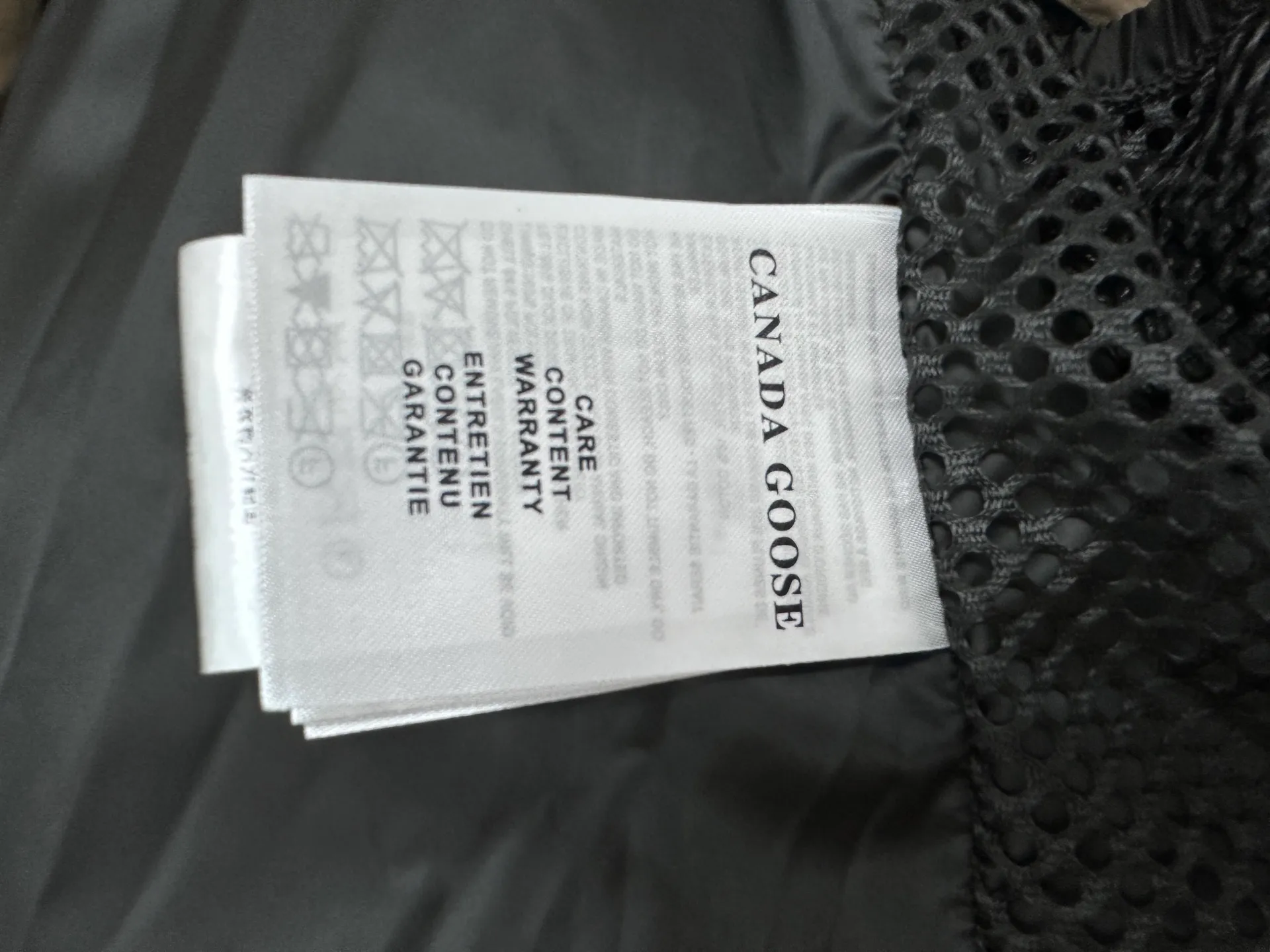 P840 【Canada gooes】Large Goose Sleeve Stand Collar Down Jacket Lawrence down jacket provides basic protection for daily adventures. Delicately soft fabric, this is a water-repellent fabric that is soft to the touch yet durable. Filled with extremely fluffy white duck down. This piece has a quilted body and structured down. Padded collar and reflective double-stripe grip tape. Extended hem and tucked-in inner rib-knit cuffs. Size: XS-2XL